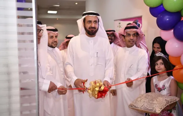 وزير الصحة يفتتح أول عيادة للمرأة والطفل في مول تجاري بالرياض