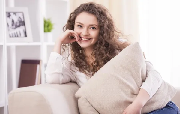 4 نصائح تدبير للعناية بوسائد غرفة المعيشة
