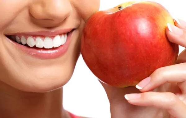 دراسة تؤكد: غسل التفاح بالماء لا ينظفه