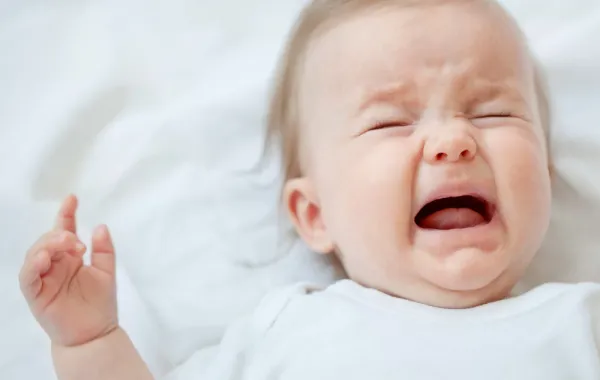 هل تعرفين أسباب بكاء مولودك في أشهره الأولى؟