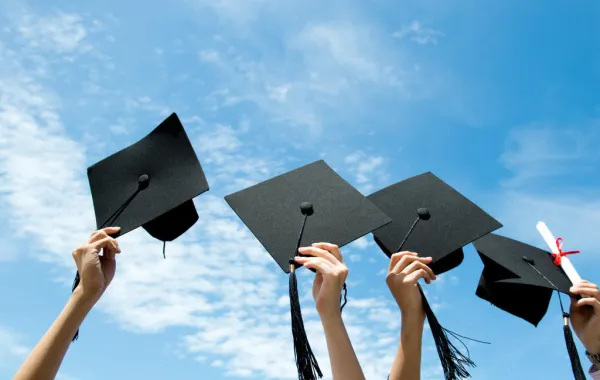 حرم أمير الرياض ترعى تخريج طالباتٍ في جامعة الأميرة نورة