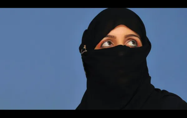 بالفيديو.. سعودية تحمل «ساطوراً» تربك طريقاً في بريدة
