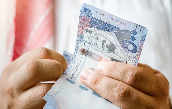 مواطن يفاجأ بإيداع مليونَي ريال كراتب في حسابه