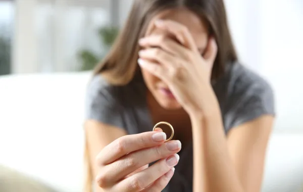 على طريقة مسلسل "أريد رجلًا" تطلب الخلع هربًا من لقب "أم البنات"