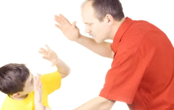 معلم يضرب طالباً على عينه بحزام كاراتيه ولا يسعفه!