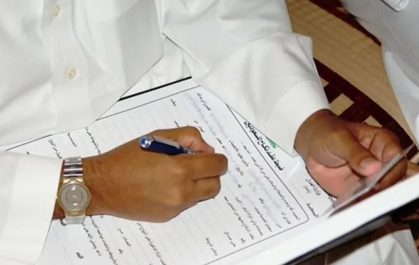 عروسان تطيحان بمأذونَيْ أنكحة من وظيفتهما