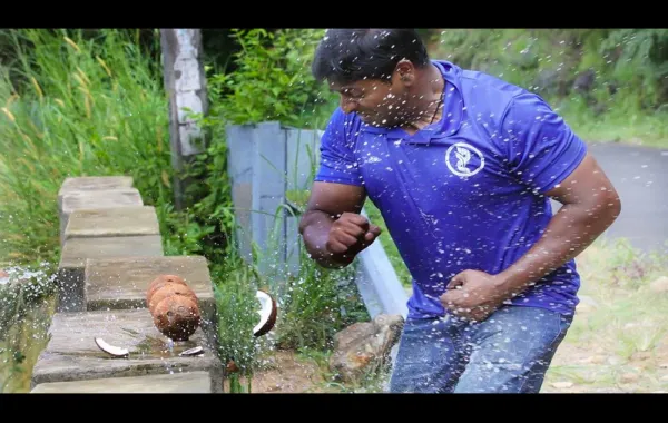 فيديو.. شاب يدخل موسوعة غينيس في كسر "جوز الهند"