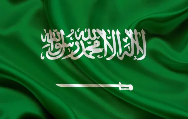 مدرسة ابتدائية تعرض أكبر راية للسعودية في ساحتها بالشرقية