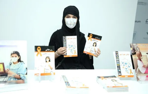 طفلة سعودية تنقل مراحل شفائها من السرطان في كتابين