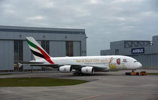 طيران الإمارات تحيي مئوية الشيخ زايد بملصق على طائرتها A380 المائة