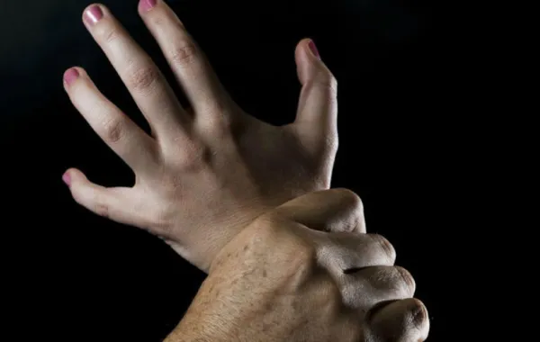 زوج يبيع زوجته لصديقه بـ200 دينار!