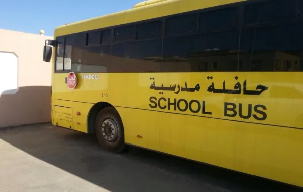 طالب يحاول إغراق زميله في مسبح برحلة مدرسية!