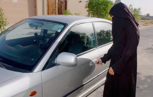 سيدة تقود سيارة في جدة تقتحم محل ملابس شبابية