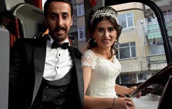 أردني يتزوج سائقة حافلات تركية.. والعروس تقود الحافلة يوم زفافها