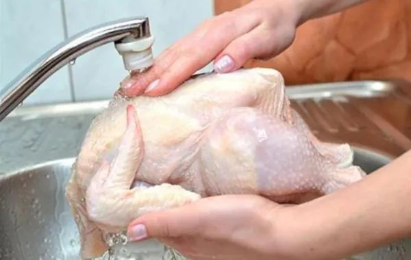 غسل الدجاج النيئ قد يسبب عدوى بكتيرية