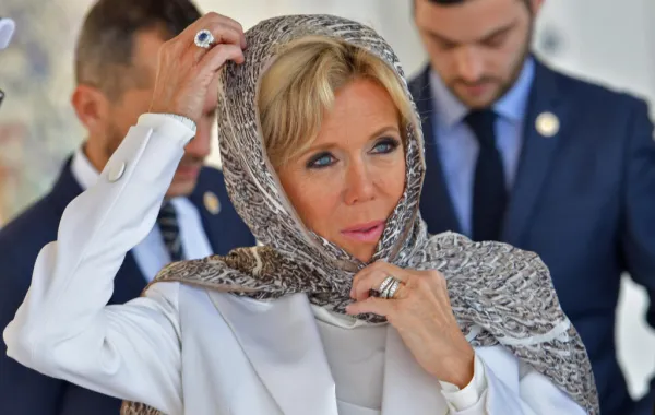 بالصور: ماكرون تزور مسجد الشيخ زايد الكبير في أبوظبي بالحجاب