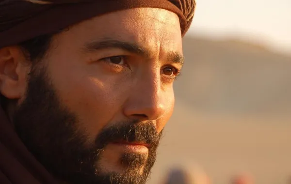 بالتفاصيل: خالد النبوي يعود إلى الصحراء ويصطحب 4 جميلات ل"منطقة محرمة"