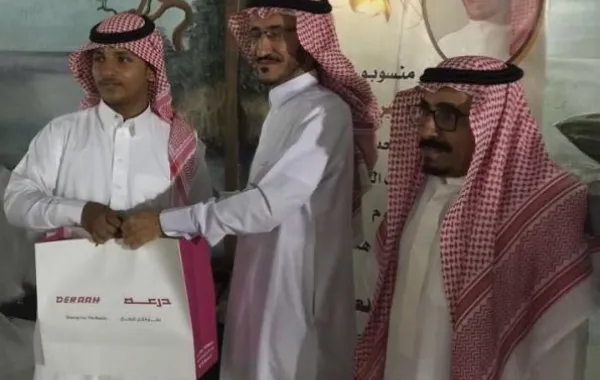 طالب بمدرسة ابتدائية في مكة يحتفي بمعلمه بعد ١٥ عاماً