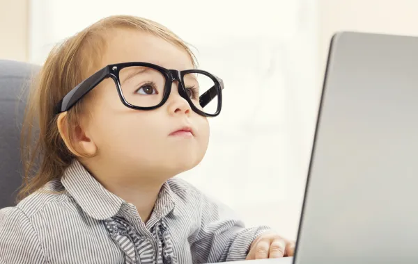 15 علامة قد تعني أن طفلك عبقري