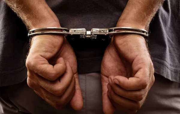 إنقاذ طفلين هدَّد والدهما بإلقائهما من النافذة والانتحار!
