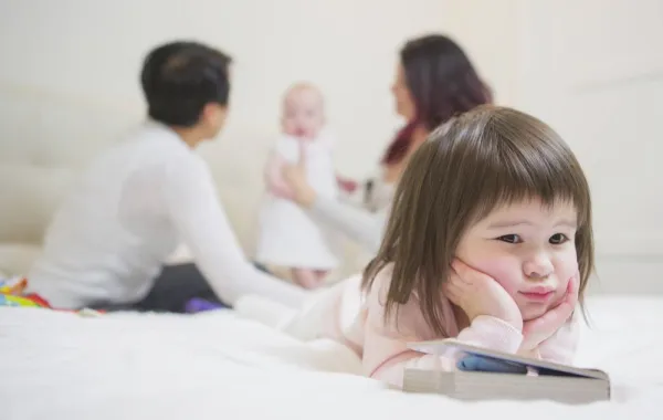 كيف تتعاملين مع الغيرة بين أطفالكِ؟