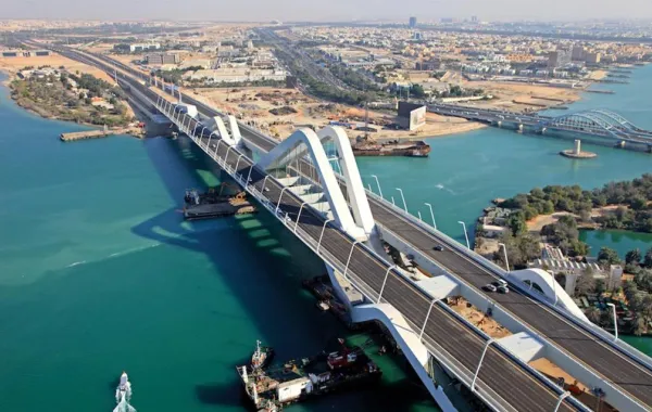 في أبوظبي: شاب يحاول الانتحار من فوق جسر