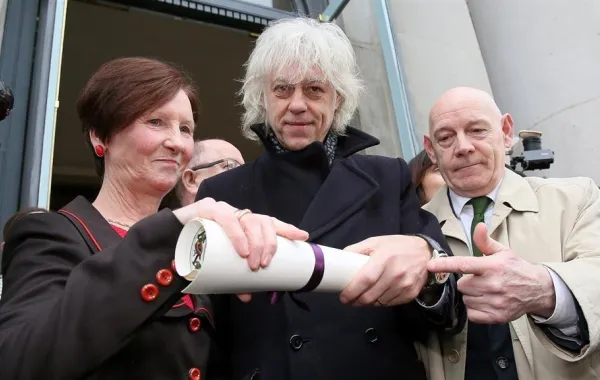 فنان إيرلندي يعيد جائزة "الحرية" بعد منحها لرئيسة ميانيمار