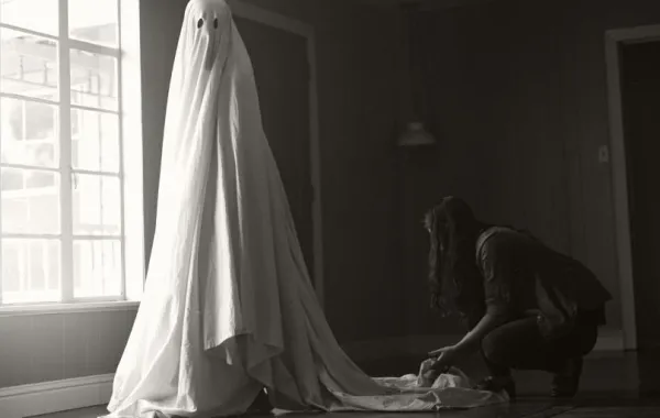 بالصور.. شاب يرصد "شبحاً صغيراً" يقيم معه في غرفته