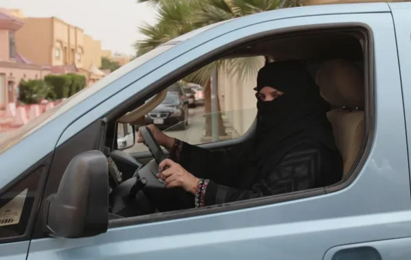 حقيقة إصدار لوحات سيارات مخصصة للنساء في السعودية
