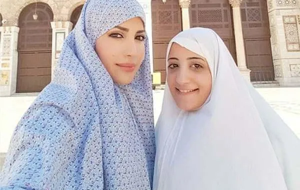 بالصور.. نسرين طافش بالحجاب برفقة صديقتها