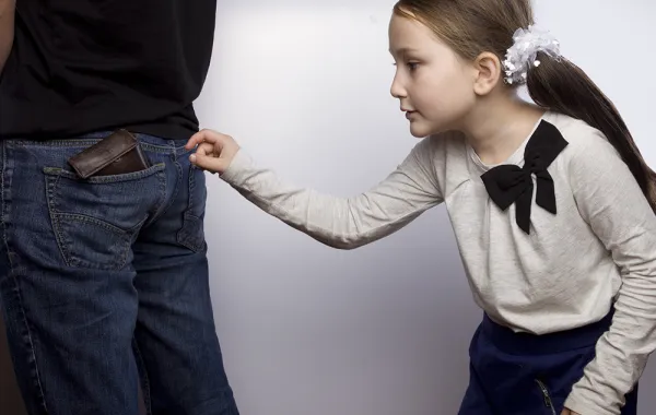 كيف تتصرف إذا سرق ابنك؟