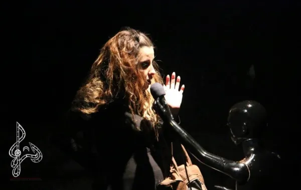 المسرحية الأرنية "شواهد ليل".. خفايا المدينة المظلمة والحب الحرام