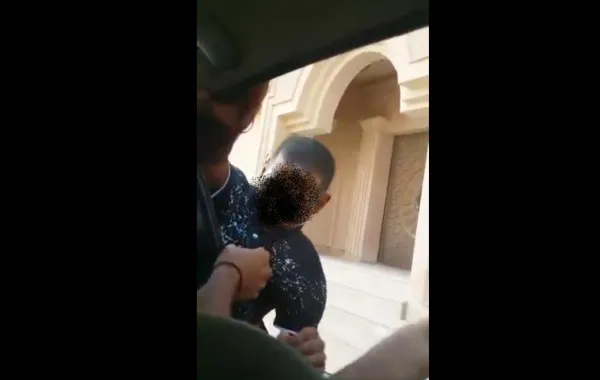 شباب يعتدون على شخص من ذوي الاحتياجات في الأحساء!