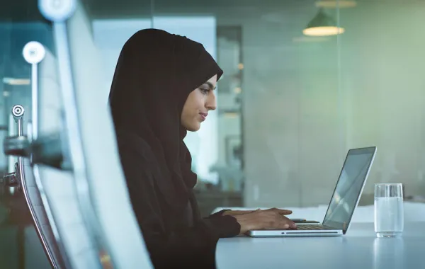 توظيف النساء "مطوِّر برامج أول" في "العدل"