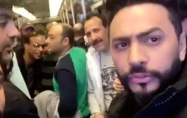 بالفيديو: تامر حسني يغني "فطومة" إكرامًا لوالدته