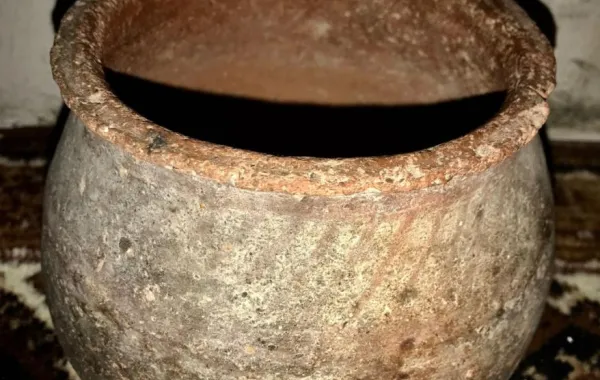 مواطن يعثر على جرتين يعود تاريخهما إلى أكثر من ألفي عام