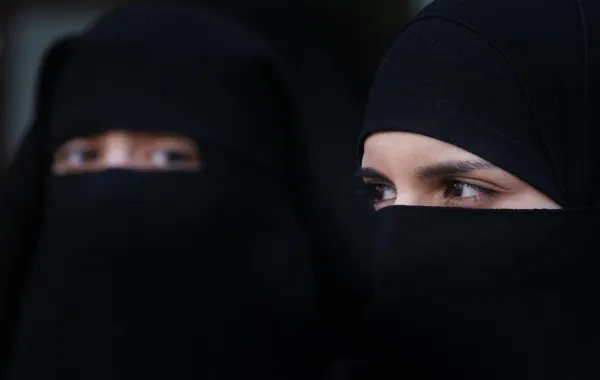 بالصور.. سعودي يطعن زوجته داخل "بقالة"