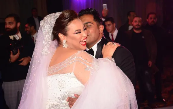 بالفيديو والصور: ويزو تحتفل بزفافها وسط نجوم "مسرح مصر"
