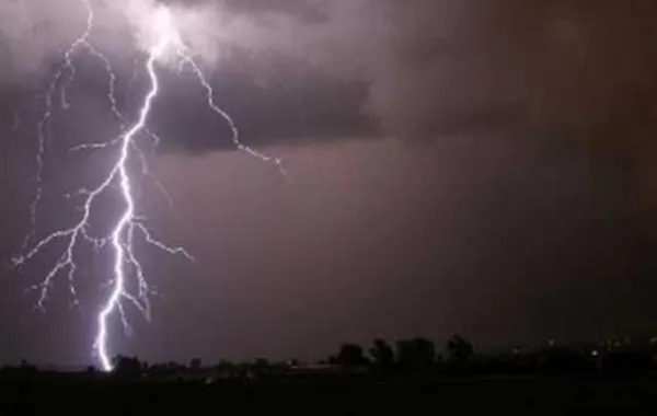 صاعقة تضرب مبنى الأرصاد بمطار الملك عبدالعزيز بجدة