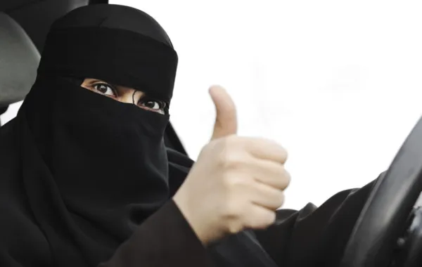 "الداخلية" تكشف إجراءات قيادة المرأة للسيارة