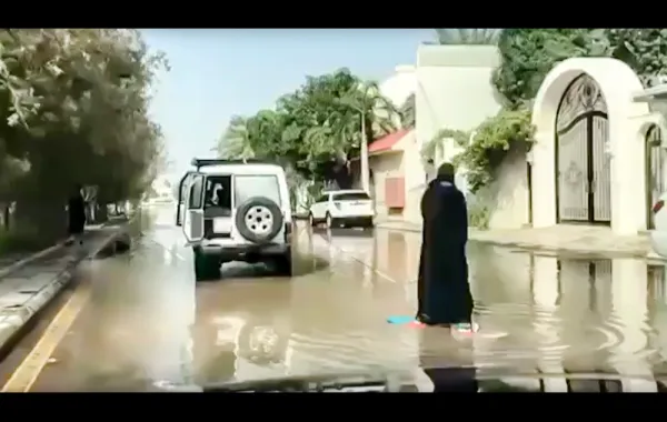 فيديو.. فتاة تتزلج على سيول جدة!