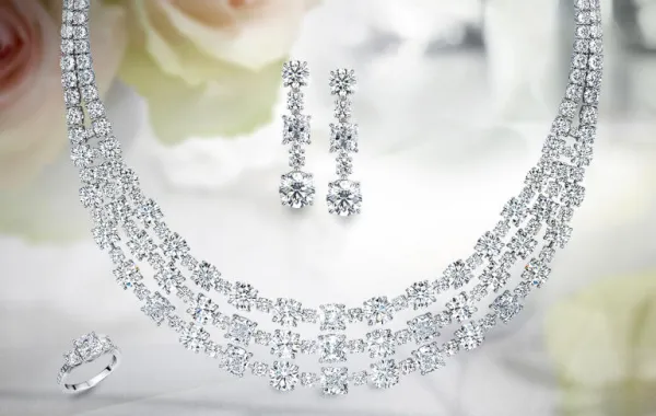 لحظات من السعادة مع مجوهرات معوّض الفاخرة