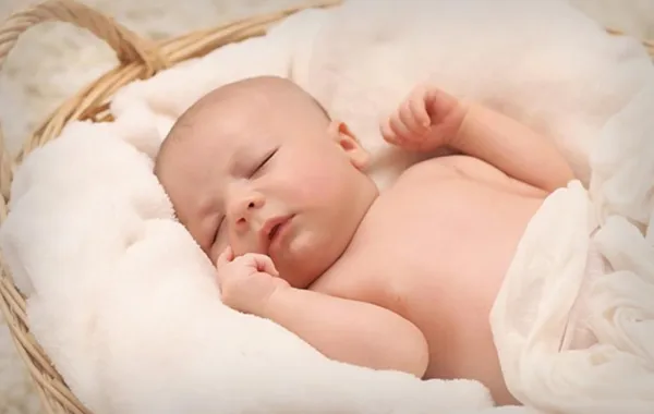 السبب الحقيقي لوجود شعر كثيف لدى بعض المواليد