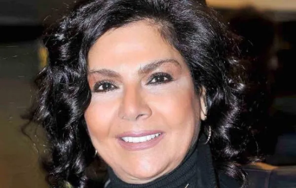 بالصورة: صباح الجزائري بلحظة رومانسية مع زوجها
