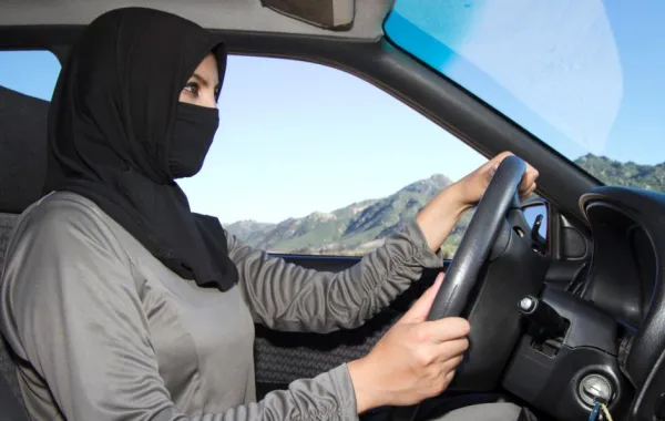 إنشاء مدرسة لتعليم النساء القيادة في تبوك
