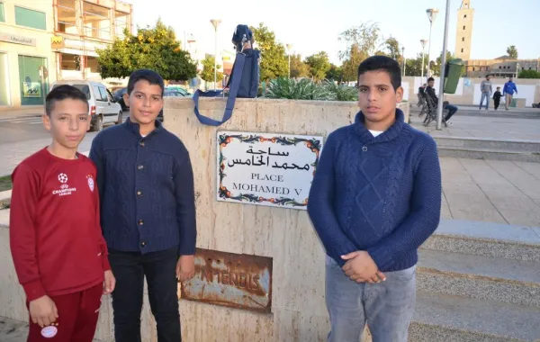 تلاميذ أعادوا حافظة نقود لصاحبها فأصبحوا مشاهير في «أصيلة»