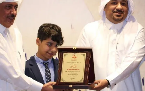 طفل قهر إعاقته بمساعدة أمه فكرمته "النوايا الحسنة"