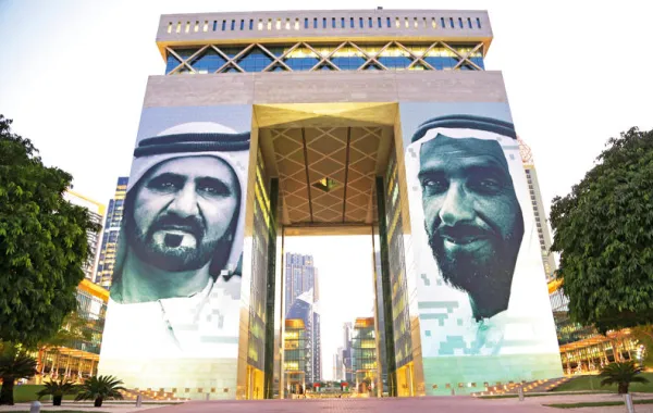 في دبي: عمل إبداعي يضم صورتي زايد ومحمد بن راشد