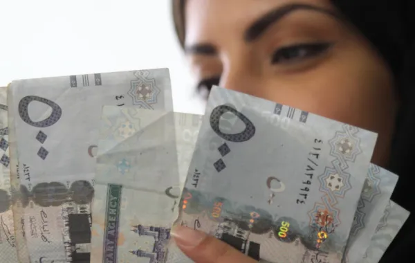 ممرضة سعودية تعيد 30 ألفاً وضعت في حسابها بالخطأ