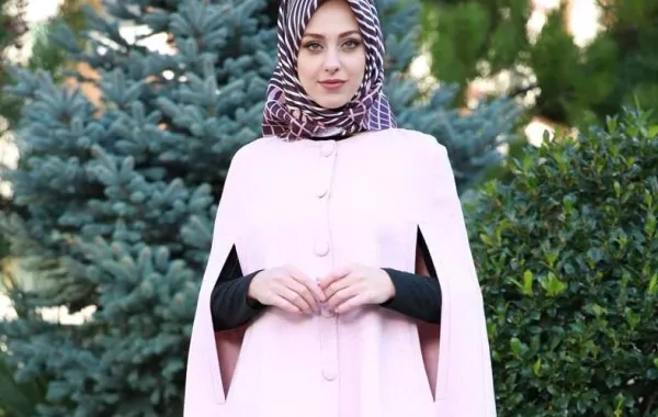 ملابس محجبات: البانشو لإطلالة شتوية دافئة وأنيقة